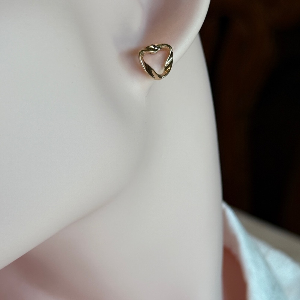Chic Minimalistic Gold Heart Earrings